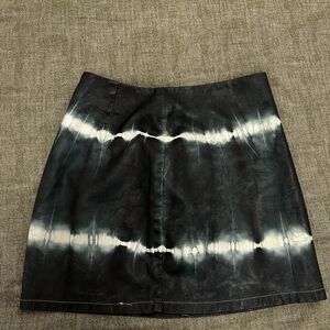 Le Lis Collection Tie-Dye Faux Leather Mini Skirt - Small 🌪️